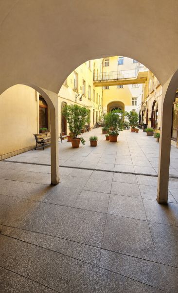 Arkaden mit Bögen und Blumenkästen am Hviezdoslav-Platz in Bratislava - Altstadt.