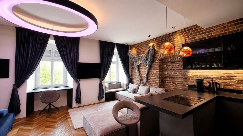 Stilvolle 2-Zimmer-Wohnung mit Ziegelwand, Holzboden und moderner Beleuchtung.