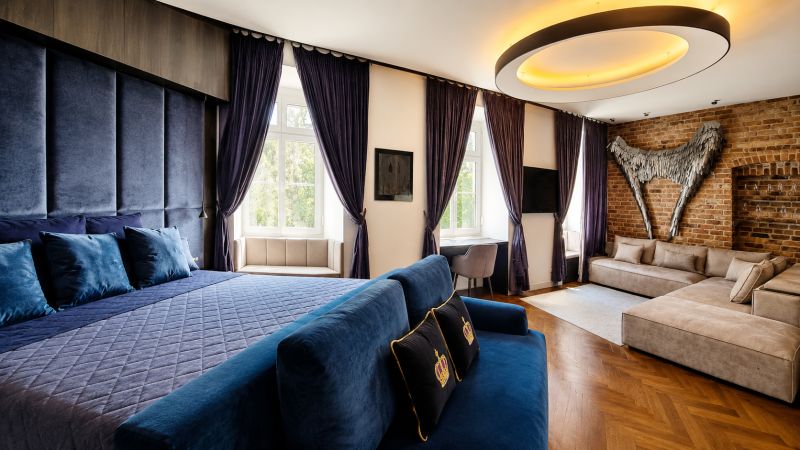 2-Zimmer-Wohnung mit luxuriösem Design, blauen Akzenten und einem Boden in Holzoptik.