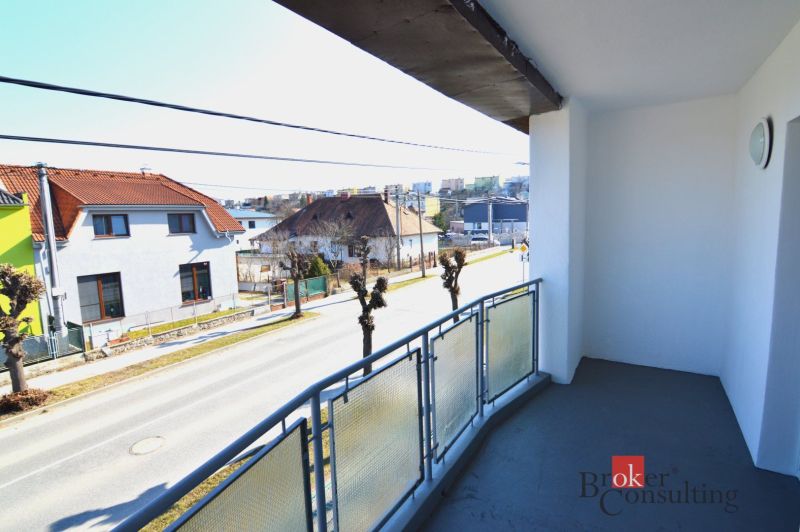 Der Balkon einer 2-Zimmer-Wohnung in der Letecká-Straße in Spišská Nová Ves mit Blick auf die Häuser.
