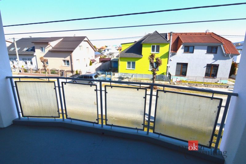 Blick vom Balkon auf die gepflegten Häuser in der Letecká-Straße in Spišská Nová Ves.