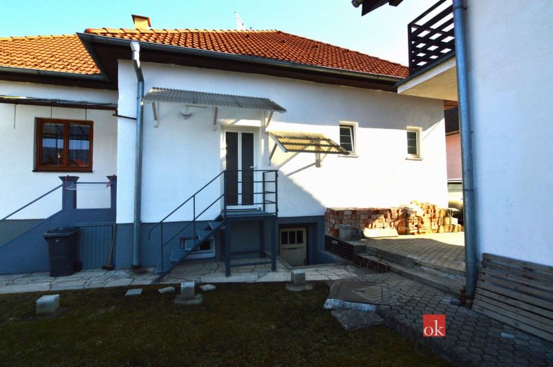 Der Hof des Einfamilienhauses in der Letecká-Straße in Spišská Nová Ves mit einer Betontreppe.