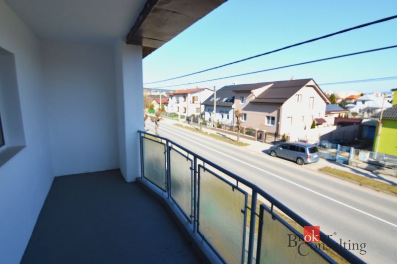 Der Balkon einer 2-Zimmer-Wohnung in der Letecká-Straße in Spišská Nová Ves mit Blick auf die Straße.