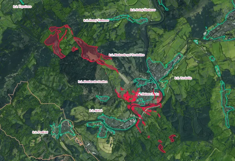 Luftaufnahme von landwirtschaftlichen und forstwirtschaftlichen Flächen in der Region Tvrdošín.