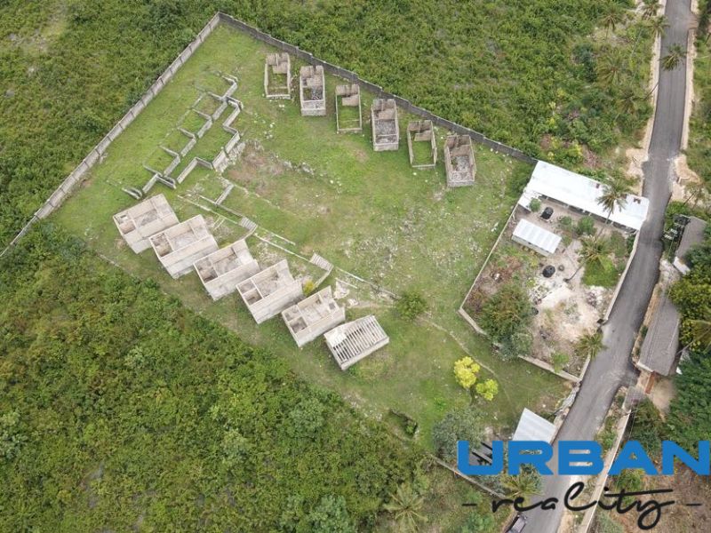 Luftaufnahme von ungenutztem Gewerbegrundstück mit Gebäuden in Matemwe, Unguja Nordost.