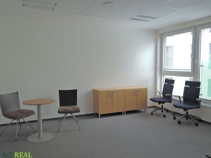 Büros mit Stühlen, Tisch und Schrank in der Košická in Bratislava - Ružinov.