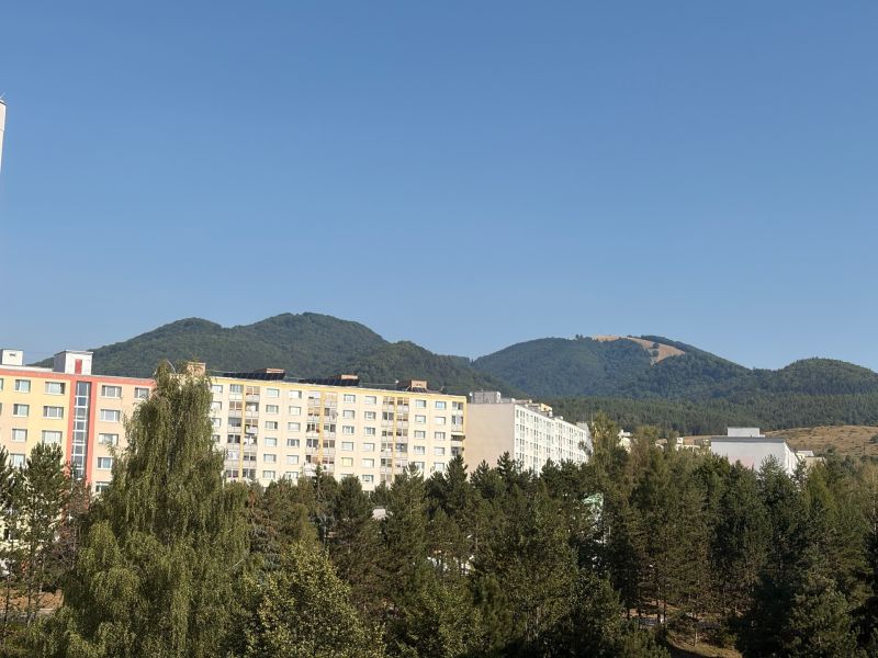 Blick auf die Wohnsiedlung und die Natur in Banská Bystrica in der Karpatská-Straße.
