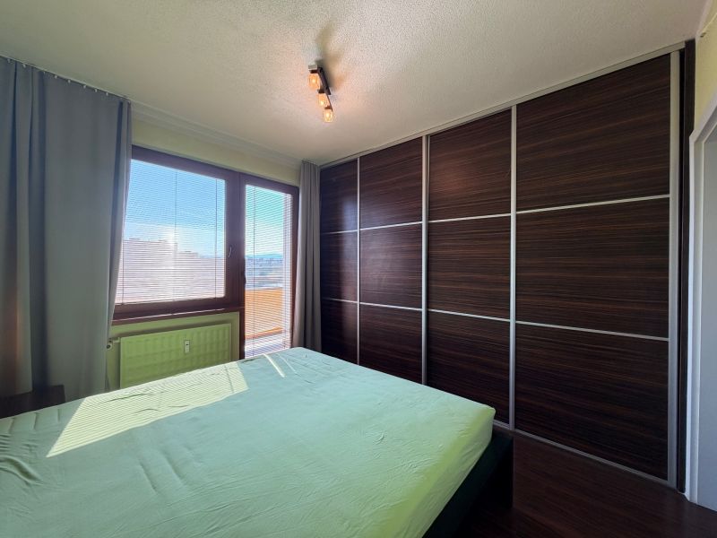 Schlafzimmer in einer 3-Zimmer-Wohnung mit Holzboden und großem Einbauschrank.