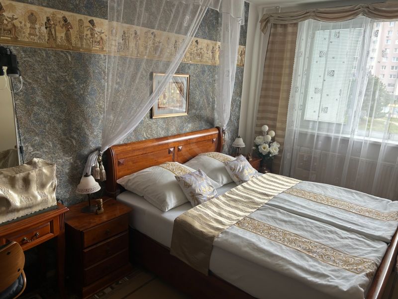 Schlafzimmer mit Doppelbett und orientalischen Dekorationen in einer 3-Zimmer-Wohnung.