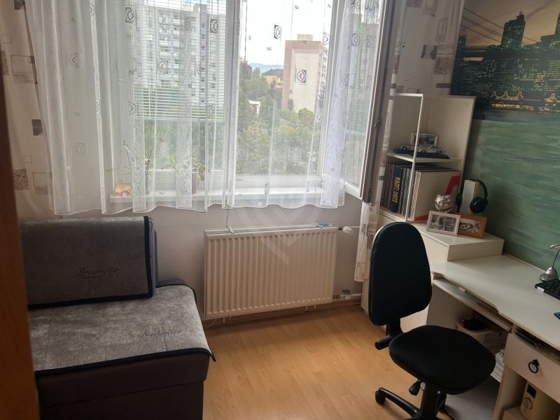 Arbeitsbereich in einer 3-Zimmer-Wohnung mit Holzboden und Schreibtisch.