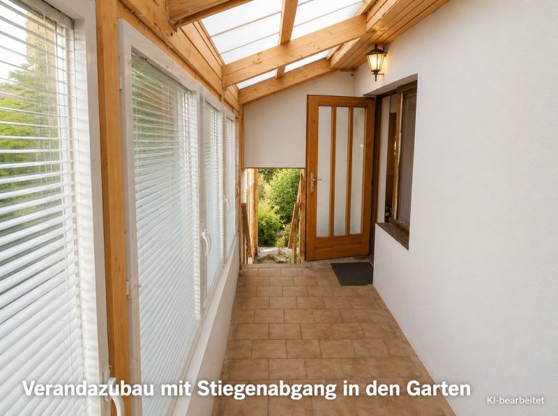 Veranda mit Glasdach und Treppe in einem Einfamilienhaus.