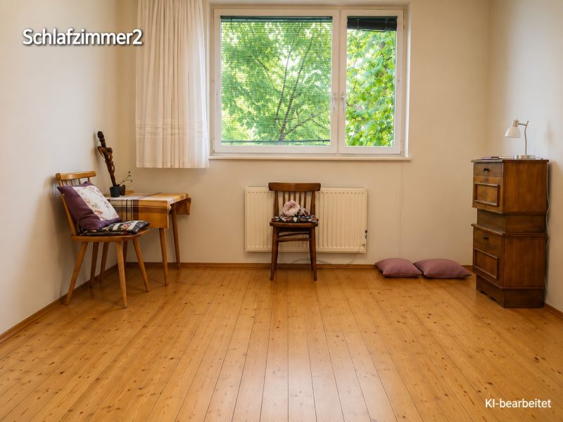 Ein Zimmer in einem Einfamilienhaus mit einem Holzboden und Möbeln.