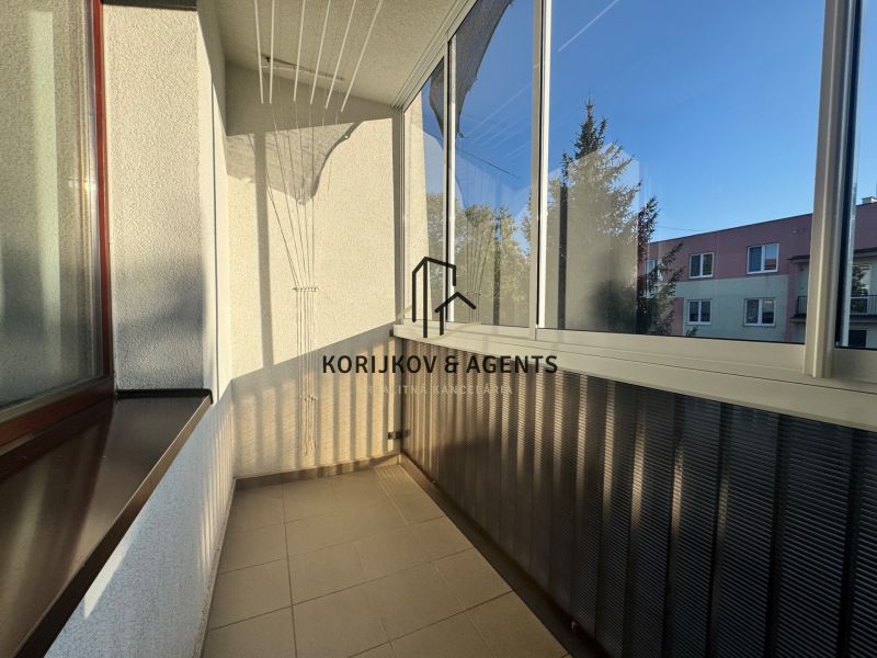 Loggia mit Verglasung und Blick auf die Umgebung in einer 4-Zimmer-Wohnung.