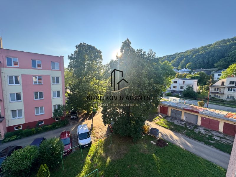 Blick auf die Puschkinstraße in Humenné mit Wohn- und Garagengebäuden, aus einer 4-Zimmer-Wohnung.