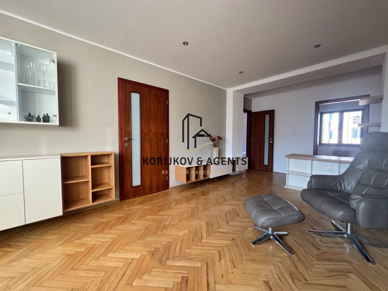 Wohnzimmer mit Sitzgarnitur und Holzboden in einer 4-Zimmer-Wohnung.