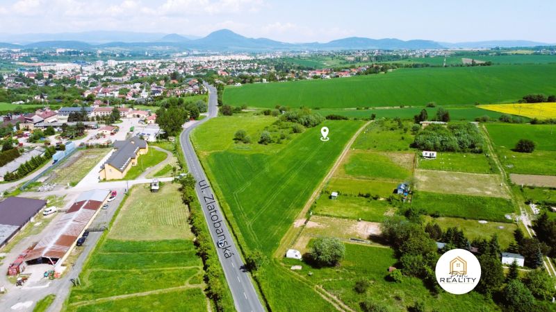 Luftaufnahme von Wohnbaugrundstücken an der Zlatobanská-Straße in Prešov.
