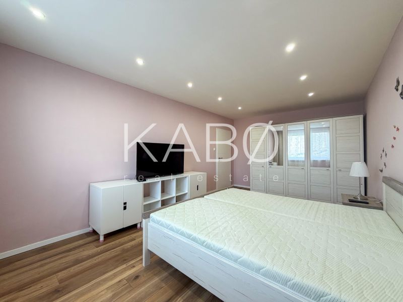 Schlafzimmer in einer 2-Zimmer-Wohnung mit Holzboden und weißen Möbeln.