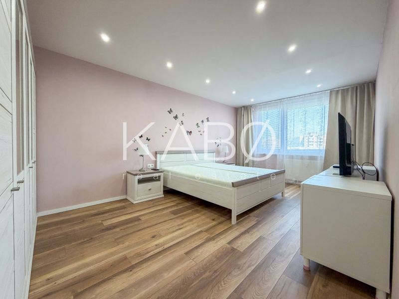 Helles Schlafzimmer mit Holzboden in einer 2-Zimmer-Wohnung.