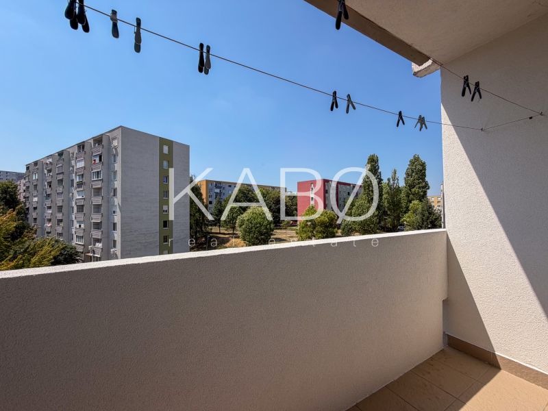 Der Balkon einer 2-Zimmer-Wohnung in der Škultétyho-Straße in Nitra mit Blick auf Plattenbauten.