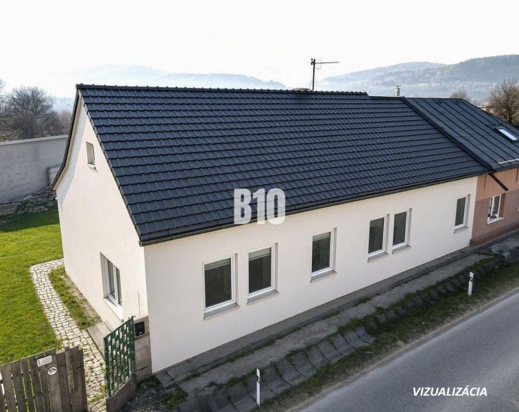 Das Einfamilienhaus in Bytča hat ein schräges Dach und weiße Fassaden.