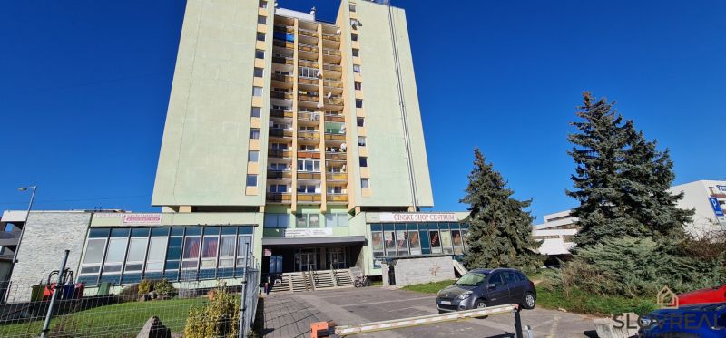 Fünfstöckiges Gebäude mit Balkonen in der Janského-Straße, Žiar nad Hronom.