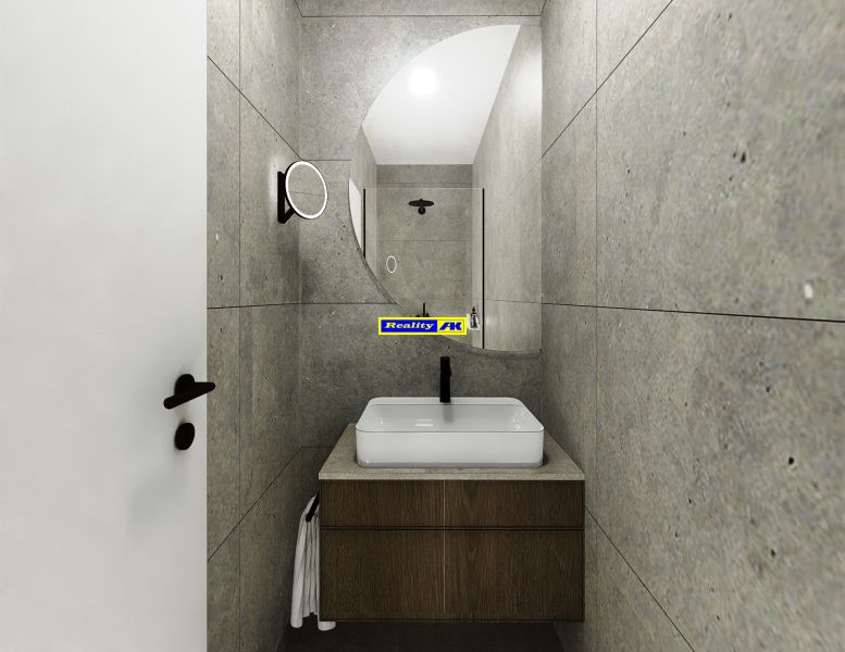 Badezimmer mit Waschbecken auf einem Holzschrank und grauen Fliesen in einer 3-Zimmer-Wohnung.