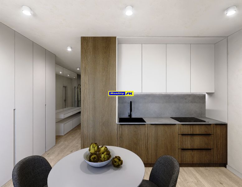 Küchenbereich in einer 3-Zimmer-Wohnung mit Holzboden und weißen Schränken.