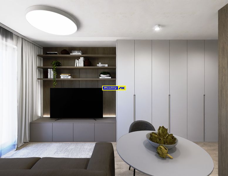 Wohnzimmer mit Fernseher und Einbauschränken in einer 3-Zimmer-Wohnung.