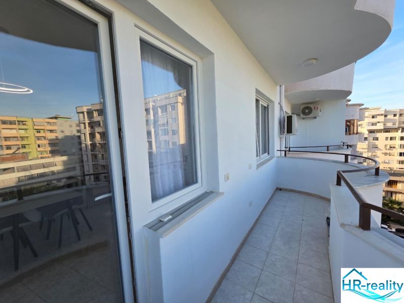 Der Balkon mit Geländer grenzt an eine 2-Zimmer-Wohnung in der Stadt Drač.