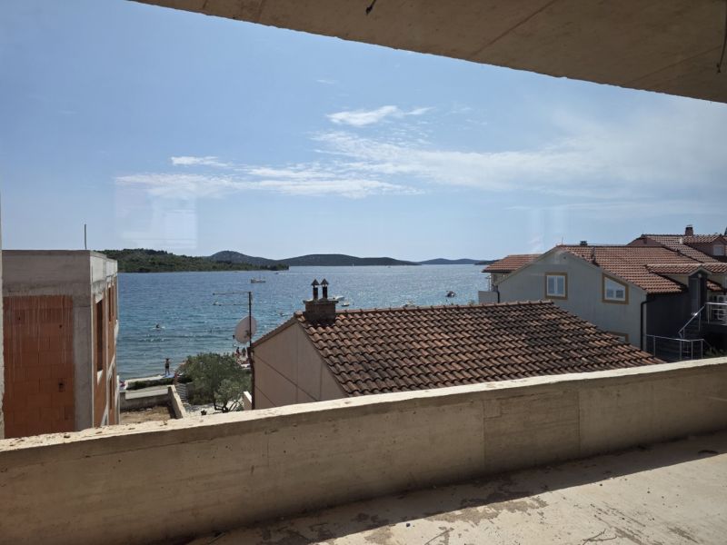 Blick von einer 3-Zimmer-Wohnung in Srima auf das Meer und den Strand unter dem gelben Haus.