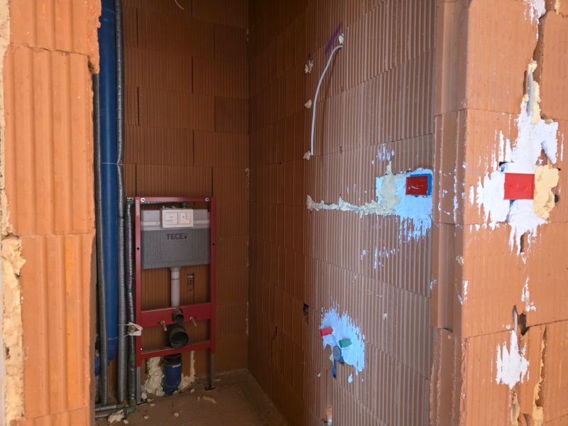 Badezimmerinstallation in einer 3-Zimmer-Wohnung, vorbereiteter Raum für WC.