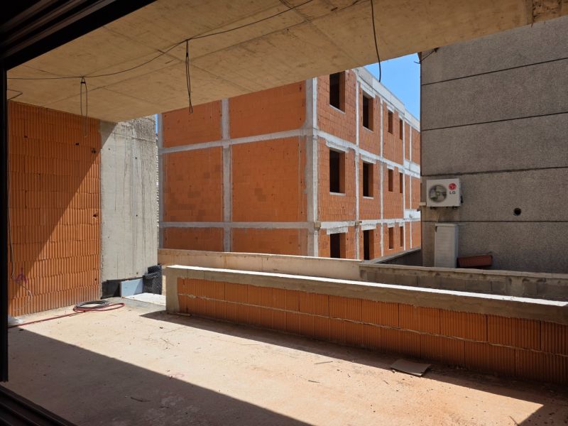Im Bau befindliche 3-Zimmer-Wohnung in der Stadt Srima mit Blick auf Ziegelwände.