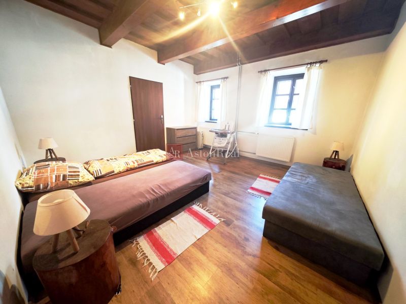 Eine Hütte mit zwei Sofas, einem Boden mit Holzdekor und einer Holzdecke.