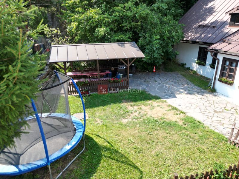 Der Hof des Hauses in der Straße Špania Dolina in Banská Bystrica mit einem Trampolin und einem Pavillon.