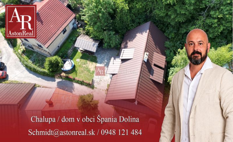 Luftaufnahme eines Ferienhauses in Špania Dolina, Banská Bystrica, umgeben von Grün.