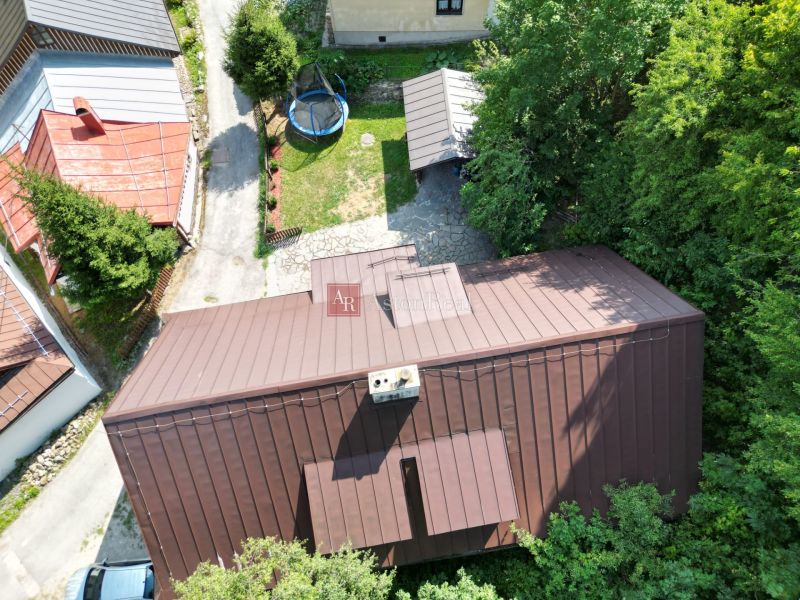 Luftaufnahme der Hütte in Špania Dolina in Banská Bystrica mit einem Trampolin im Garten.