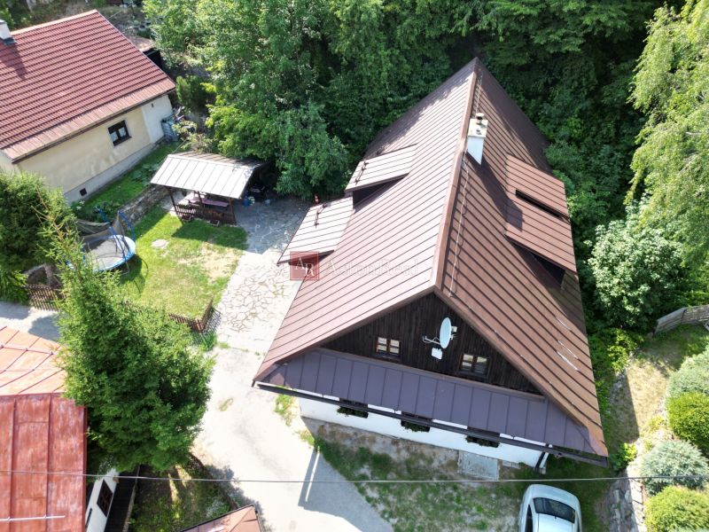 Hütte in Špania Dolina in Banská Bystrica mit Hof und umliegendem Grün.