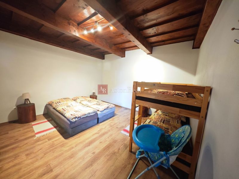 Zimmer in einer Hütte mit Holzboden und Etagenbett.