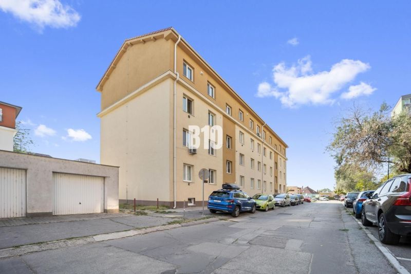 Das Gebäude in der Školská-Straße in Šamorín, vor dem Autos parken.