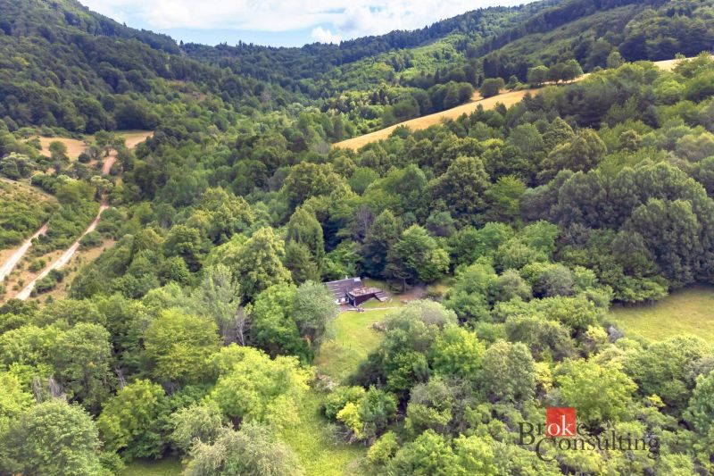 Wälder und Wiesen umgeben die Hütte bei der Gemeinde Píla in malerischer Natur.