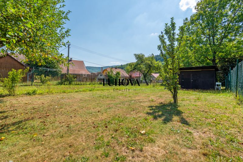 Der Garten bei der Hütte in der Dubková-Straße in Lazy pod Makytou, umgeben von Natur und Hütten.