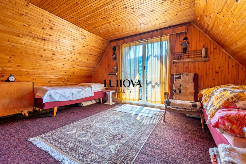 Holzverkleidung, Teppiche und das Bett im Inneren der Hütte schaffen eine gemütliche Atmosphäre.