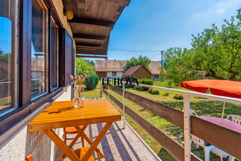 Der Balkon der Hütte in der Dubkova-Straße in Lazy pod Makytou mit Blick auf den gepflegten Garten.