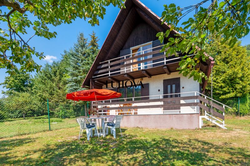 Hütte auf Dubková in Lazy pod Makytou mit Terrasse und Gartenmöbeln.