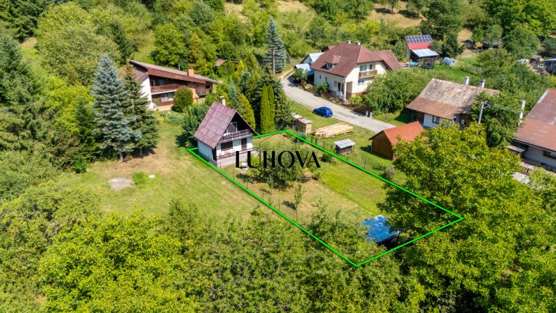 Das Haus in der Dubkova-Straße in Lazy pod Makytou ist von Grünflächen und weiteren Häusern umgeben.