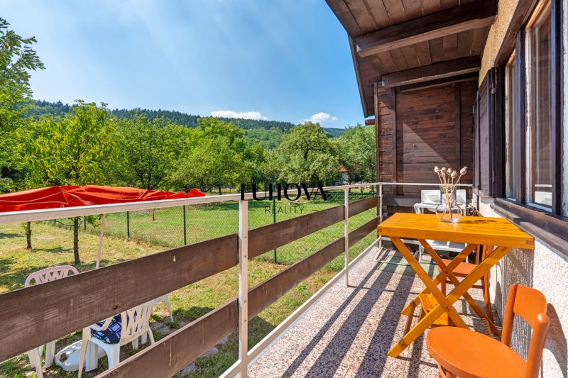 Das Ferienhaus in der Dubkova-Straße in Lazy pod Makytou mit Terrasse und Blick ins Grüne.