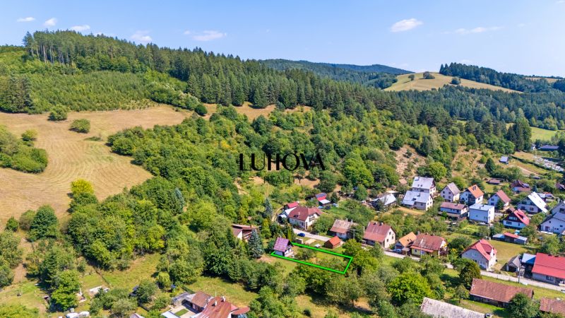 Lazy pod Makytou, Dubková: Eine Hütte umgeben von Grün und Wäldern in einer schönen ländlichen Umgebung.