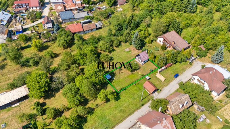 Luftaufnahme eines Hauses, umgeben von einem Garten und Grünflächen, in der Straße Dubková, Lazy pod Makytou.