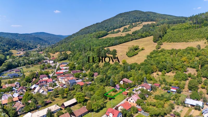 Luftaufnahme von Lazy pod Makytou, Dubková, umgeben von malerischer Natur und Hügeln.