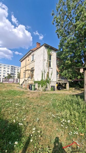 Ein Einfamilienhaus in der Levická-Straße in Vráble mit üppigem Grün und einem Ziegeldach.